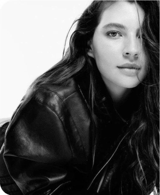 Retrato em preto e branco de Lorena Ferette com jaqueta de couro.