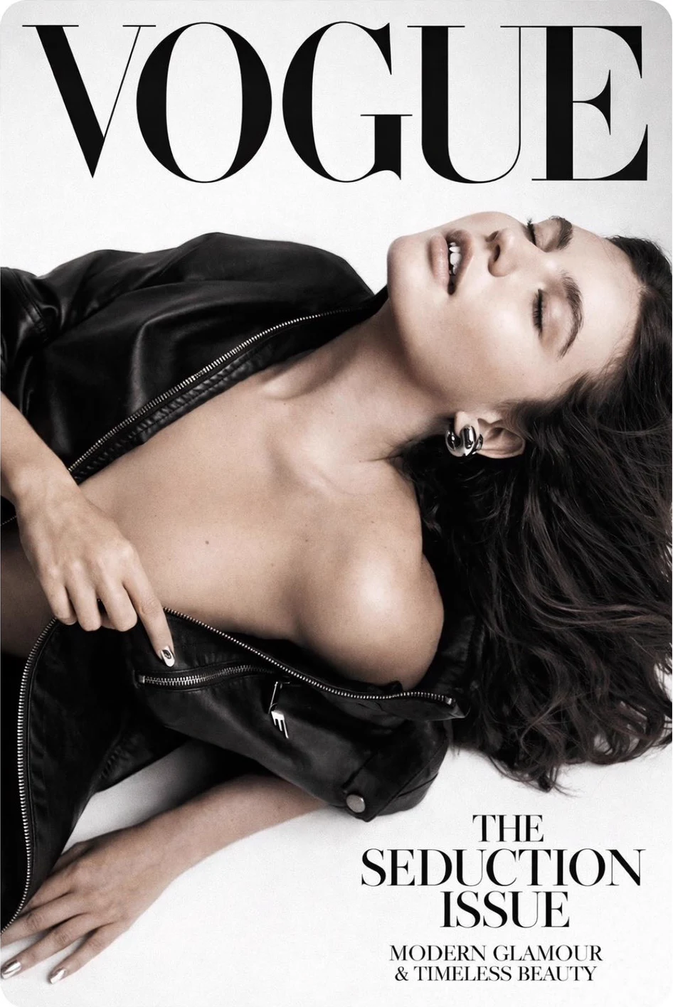 Capa da Vogue com Lorena Ferette deitada usando uma jaqueta preta e os textos THE SEDUCTION ISSUE e MODERN GLAMOUR & TIMELESS BEAUTY.