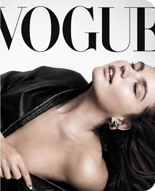 Recorte da capa da Vogue com Lorena Ferette deitada e o título VOGUE.